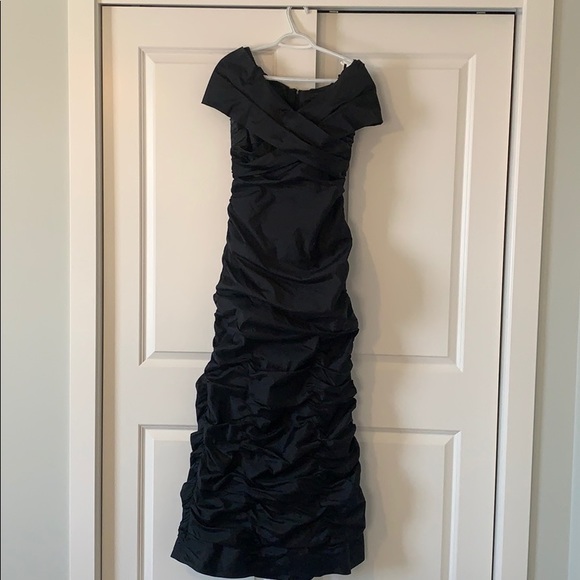 Off the shoulder black taffeta gown - Picture 1 of 2